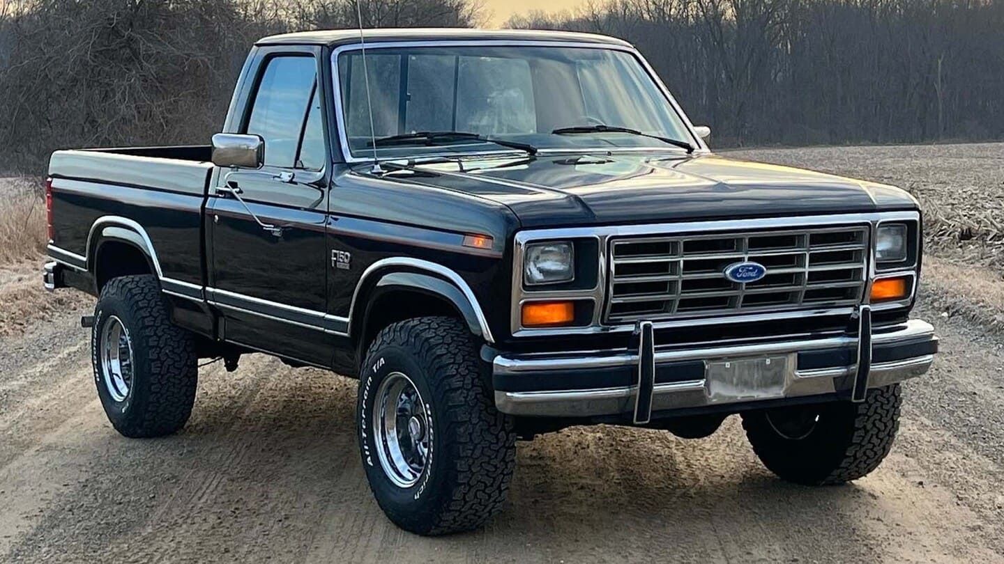 Ford F-150 Bullnose 4x4 noir des années 80